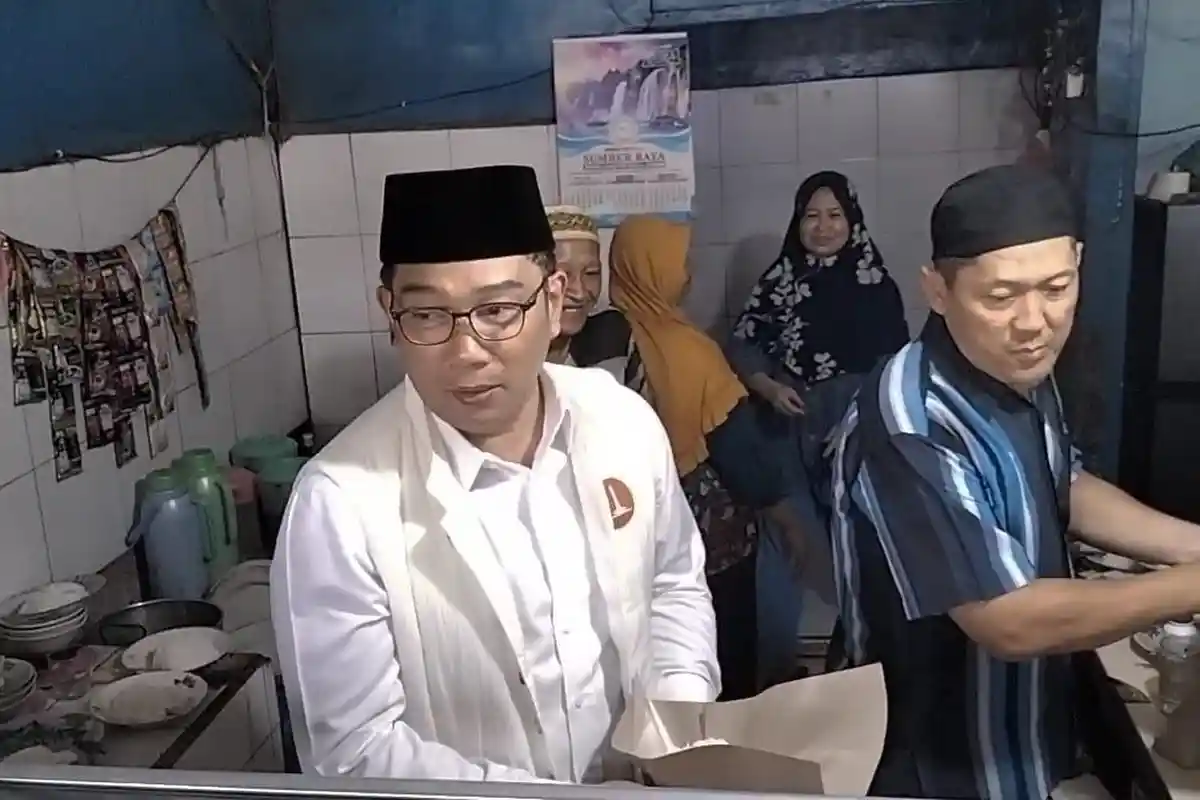 Ridwan Kamil Bungkusin Nasi untuk Layani Warga, Singgung Program Makan Gratis Prabowo Subianto