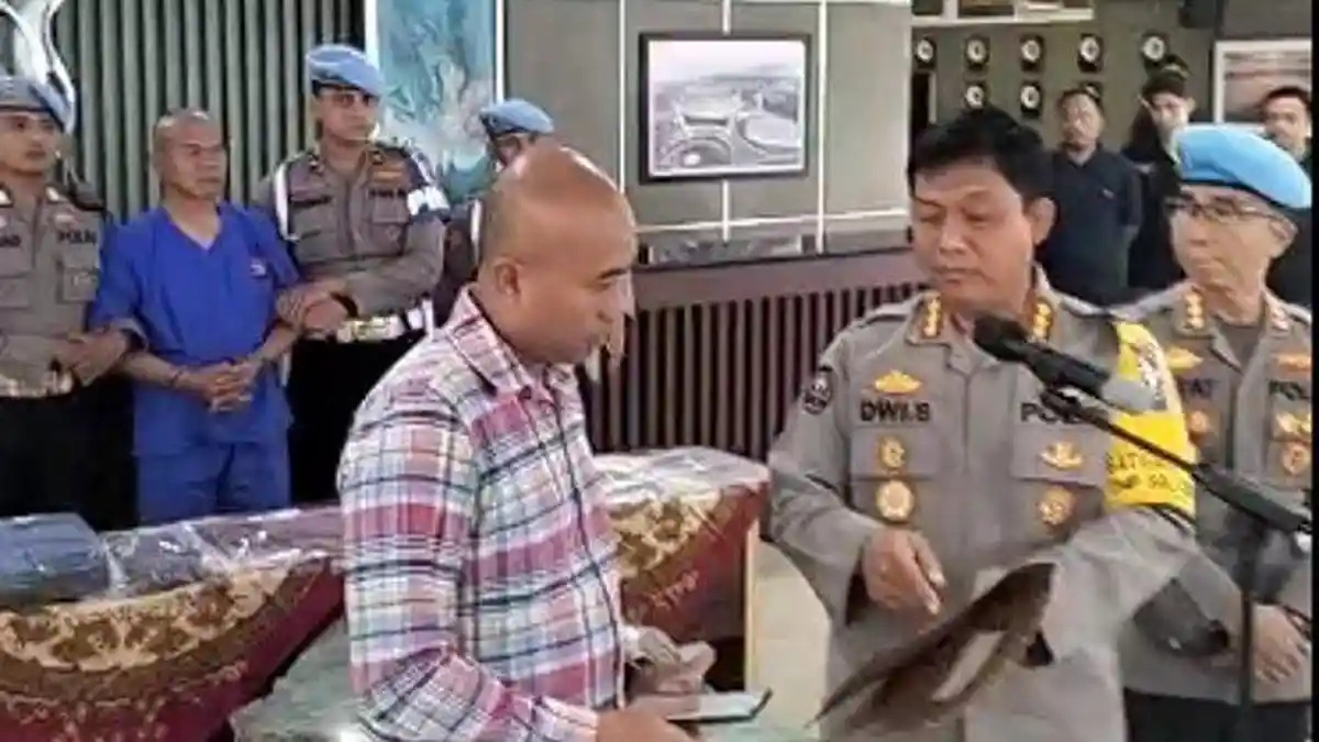 TAMPANG AKP Dadang Pembunuh AKP Ulil Dihadirkan Saat Konferensi Pers, Diduga Bekingi Tambang Ilegal