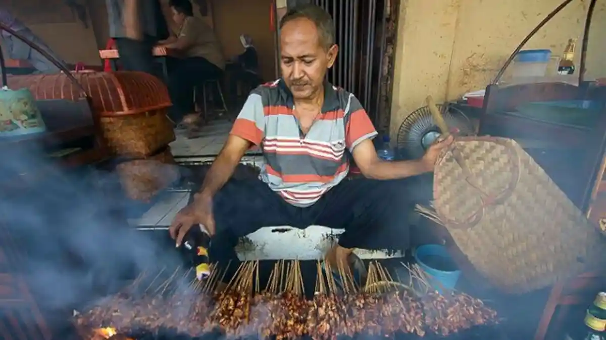 Kisah Pak Haji Ramli, Tukang Sate yang Prinsip Hidupnya Menginspirasi Puluhan Ribu Warga Dunia Maya