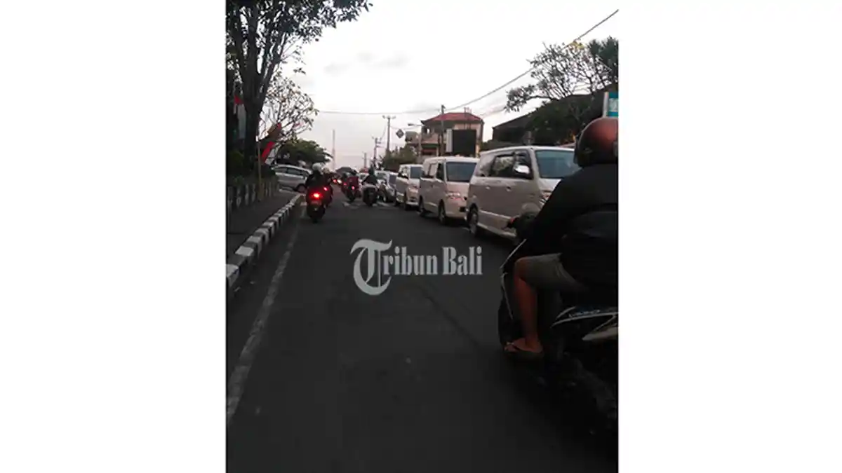 Simpang Tohpati Menuju Perempatan Waribang Terpantau Macet, Pengendara Harap Bersabar