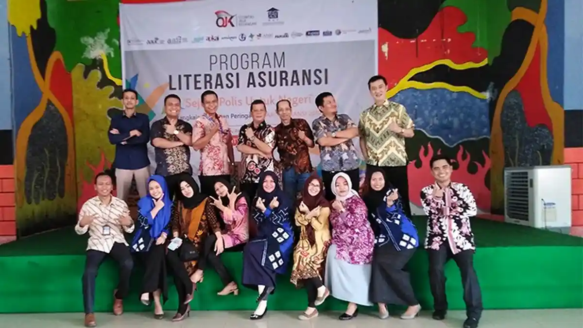 Tingkatkan Literasi Asuransi Lewat Insurance Goes To School - penyerahan-simbolis-lagi.jpg