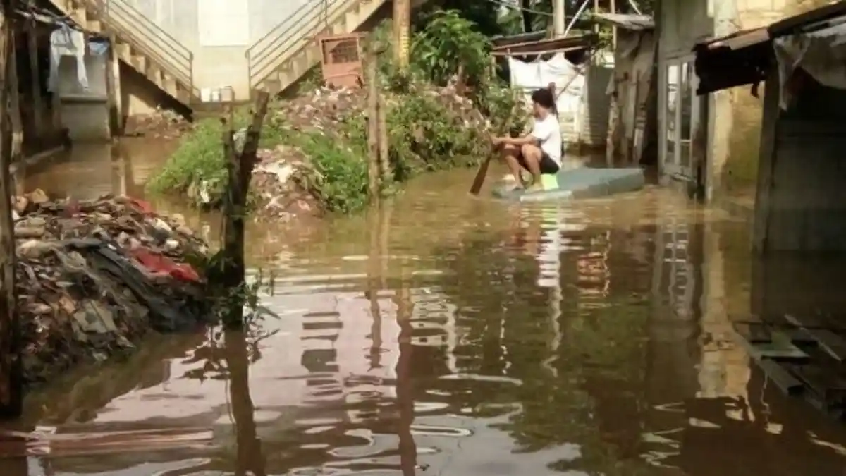 Warga Kampung Arus Mengungsi ke Pemakaman Akibat Banjir