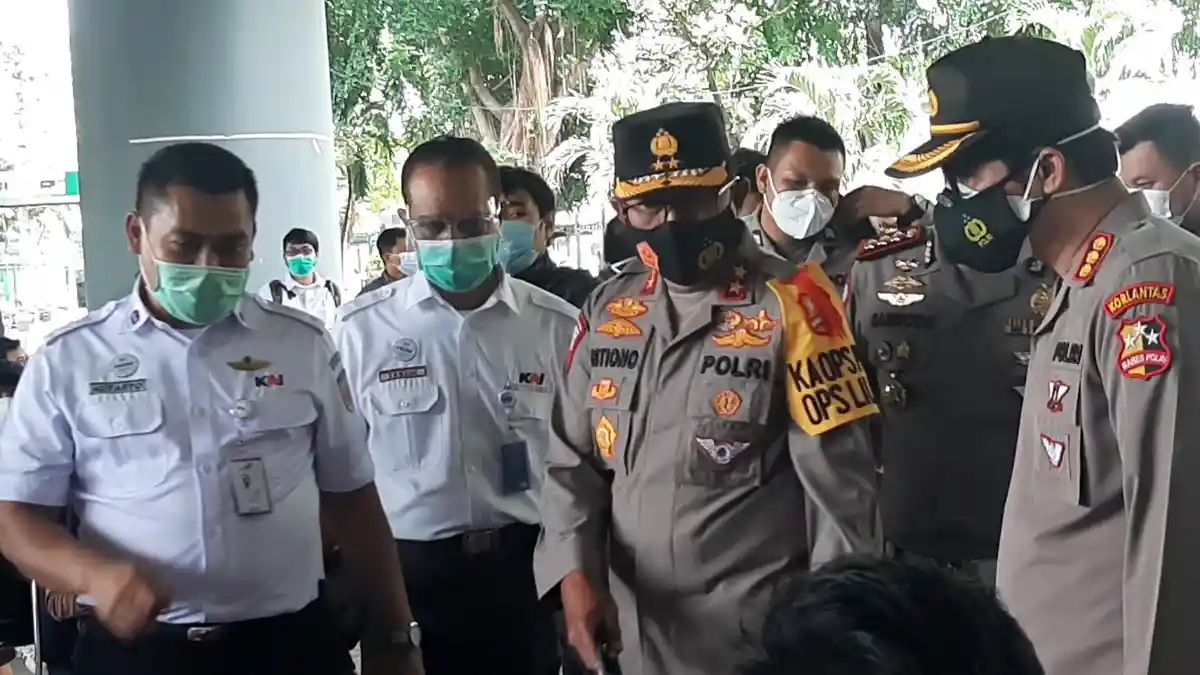 Jumlah Pasien Rapid Test Antigen Membludak, Korlantas Polri Sidak ke Stasiun Gambir