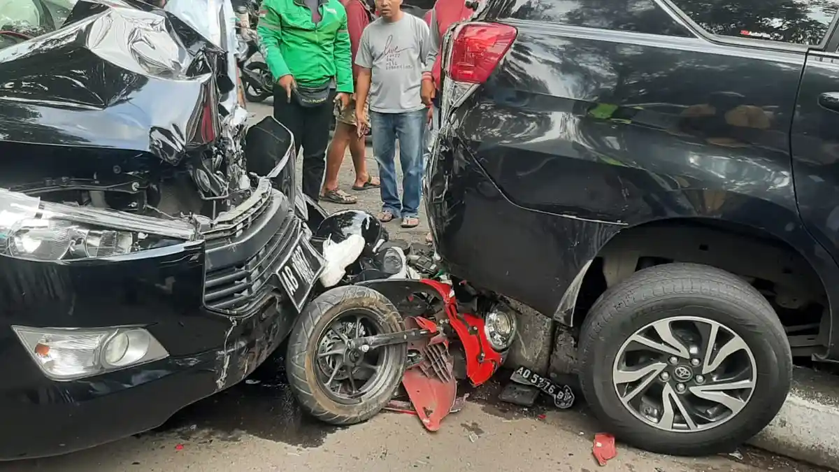 Kecelakaan Beruntun Libatkan 4 Kendaraan dan 1 Gerobak Es Potong Pun Ikut Terguling