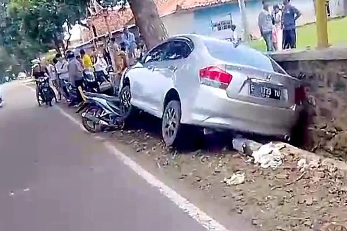 Update Kecelakaan Maut di Kuningan, Petugas TNI dan Polisi Evakuasi Motor yang Masuk Kolong Mobil