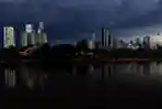 Awan Hitam Menyelimuti Langit Jakarta