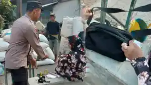 Duel-Nenek-di-Ponorogo-Lawan-Jambret-Pertahankan-Tas-Isi-Rp60-Juta-Sempat-Terseret-Uang-Selamat.jpg