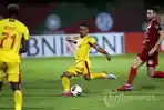 Pemain-Bhayangkara-FC-Renan-Silva-berusaha-menjebol-gawang-Persija-Jakarta.jpg