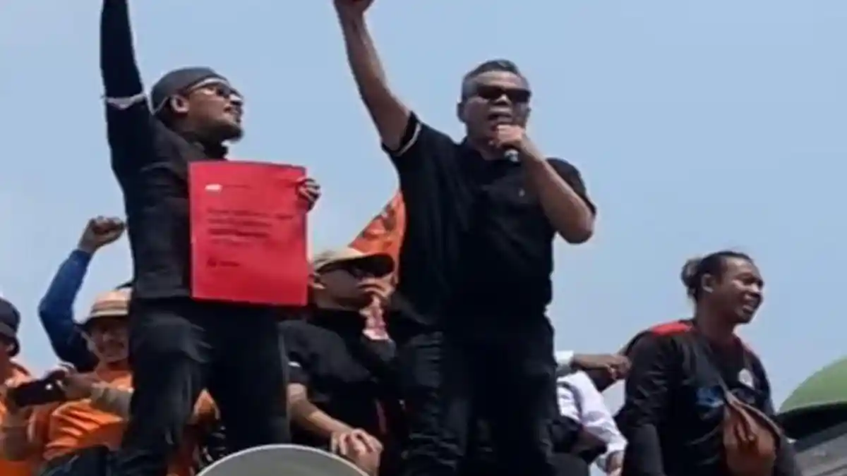 Tolak RUU Pilkada, Komedian Abdel Achrian Orasi di Depan Pendemo : DPR Lawak