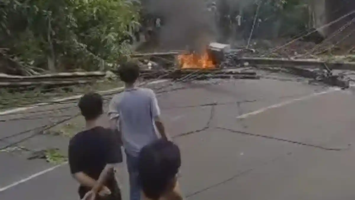 Truk Tronton Kecelakaan di Leuwisadeng Bogor, Motor dan Gardu Listrik Ditabrak, 2 Pengendara Tewas