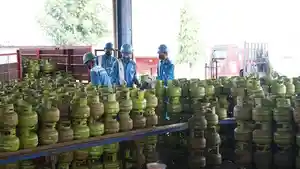 Petugas-Pertamina-Patra-Niaga-Jatimbalinus-melakukan-pengecekan-tabung-gas-LPG-3-kg.jpg