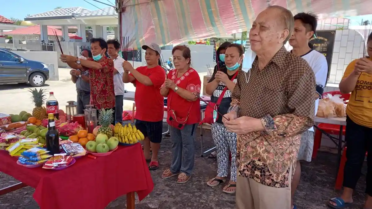 Ko Cong Bersama Keluarga Sembahyang kepada Leluhur di Hari Cheng Beng