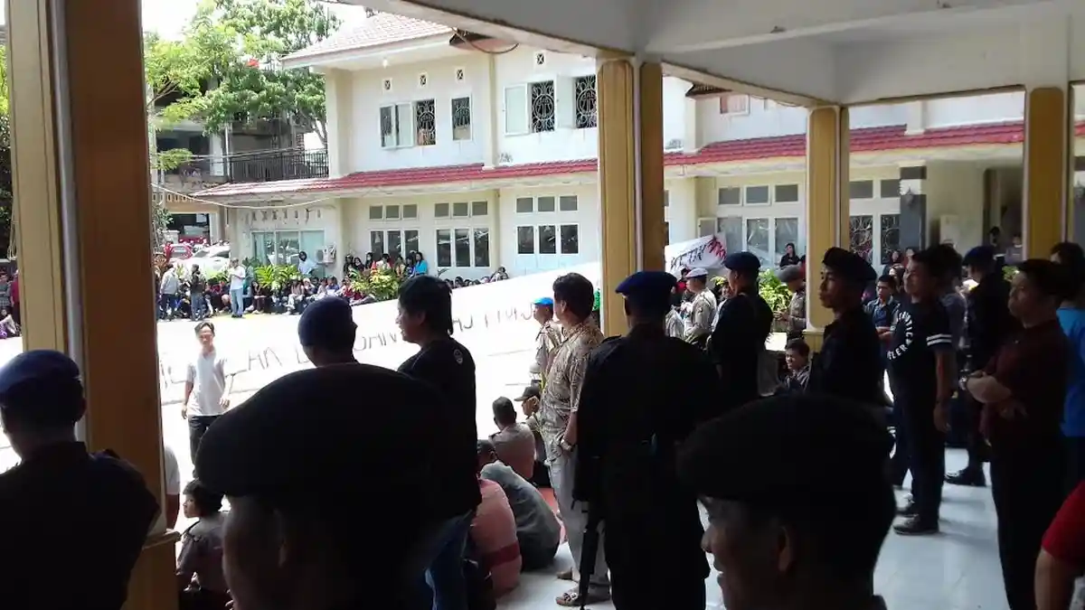 Mahasisa UKI Toraja Cari Prof Salusu, Musa Salusu: Jangan Pakai Demo Begini - unjuk-rasa-33_20160930_132545.jpg