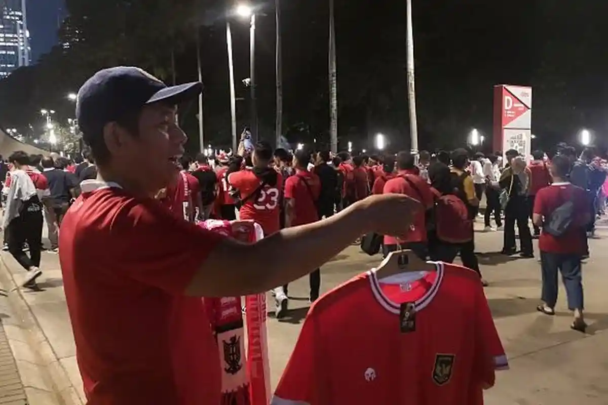 Pertandingan Indonesia Kontra Thailand Memberikan Berkah kepada Penjual Atribut Merah Putih di SUGBK