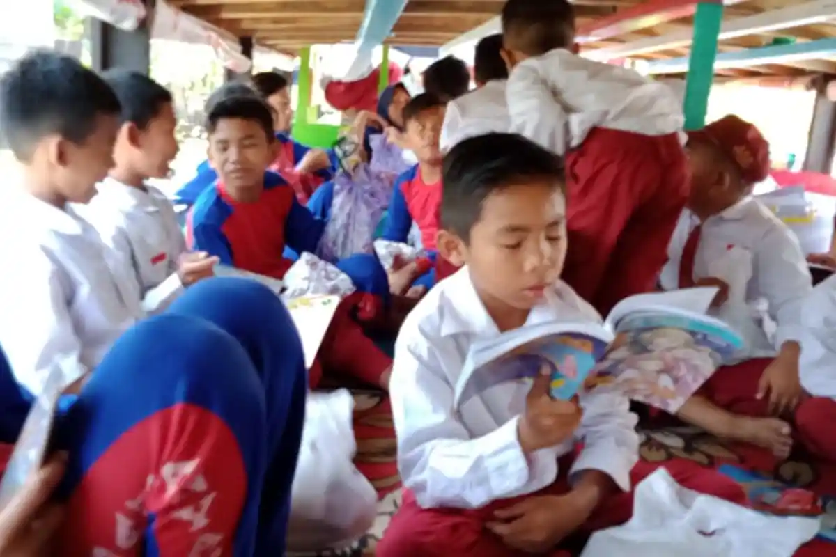 Rela Berklotok Satu Jam, Pusling Dinas Perputakaan Banjarmasin Kunjungi SD Terpencil