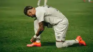 Neymar-Jr-ikat-sepatu.jpg