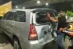 Sedang Berhenti di Lampu Merah Persimpangan Ancol, Minibus Ditabrak Truk Trailer
