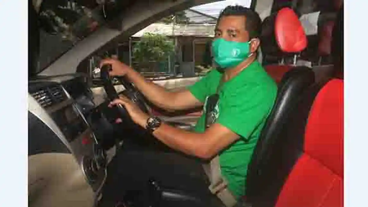 KISAH Alex, Pengemudi Taksi Online Bali Rangkul Sesama Driver Melakukan Kegiatan Sosial