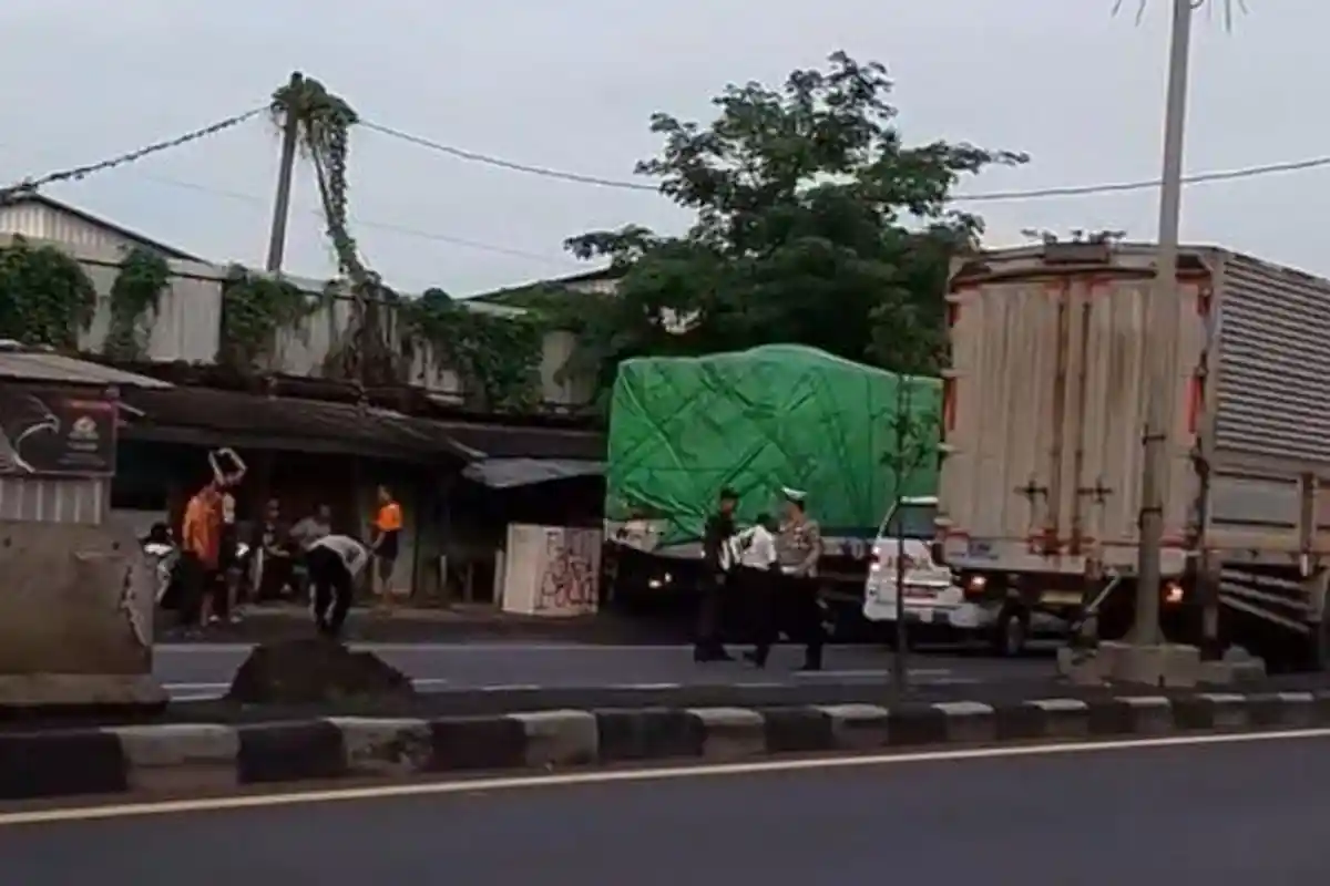 Kecelakaan Maut di Cirebon, Pengendara Motor Tabrak Fuso Parkir di Bahu Jalan di Arjawinangun
