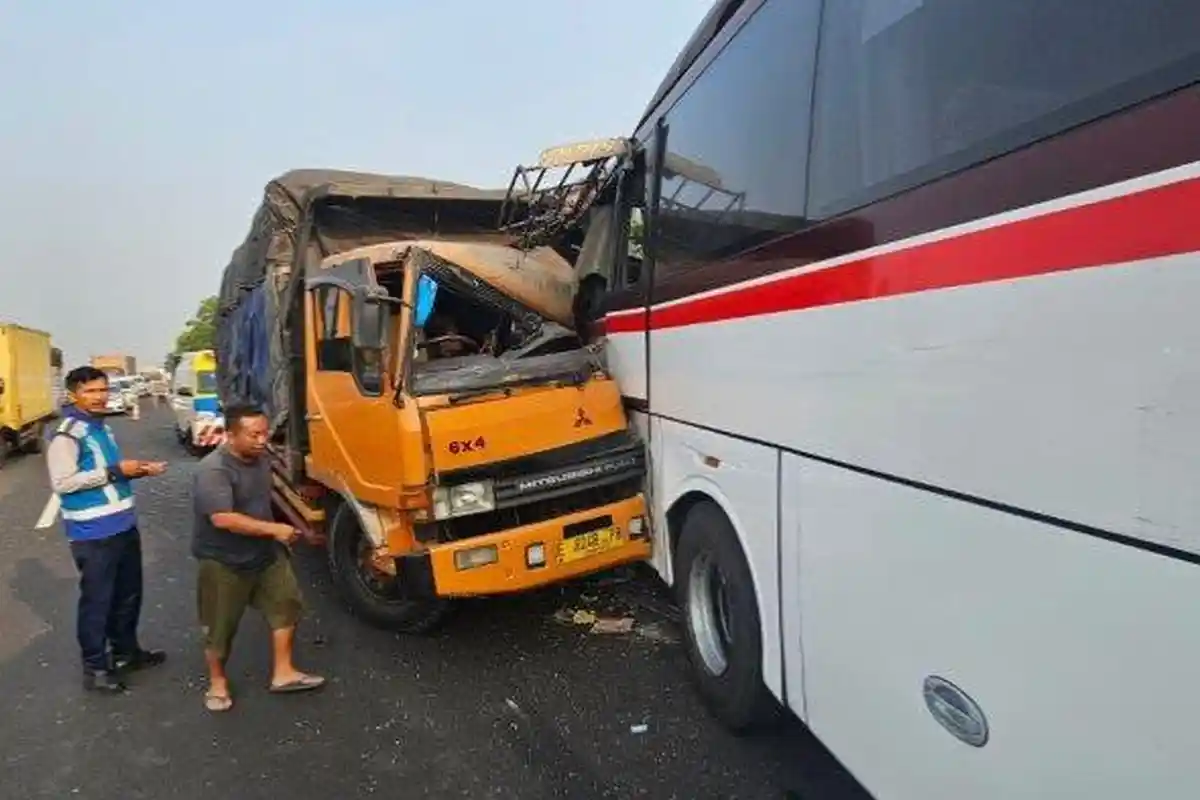 KECELAKAAN MAUT, Bus Berhenti Mendadak Ditabrak Truk di Tol Purbaleunyi, 1 Orang Meninggal Dunia