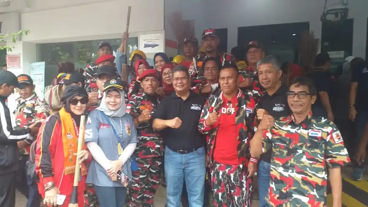 LMP DKI Kerja Bakti Bersihkan Sampah Sisa Banjir