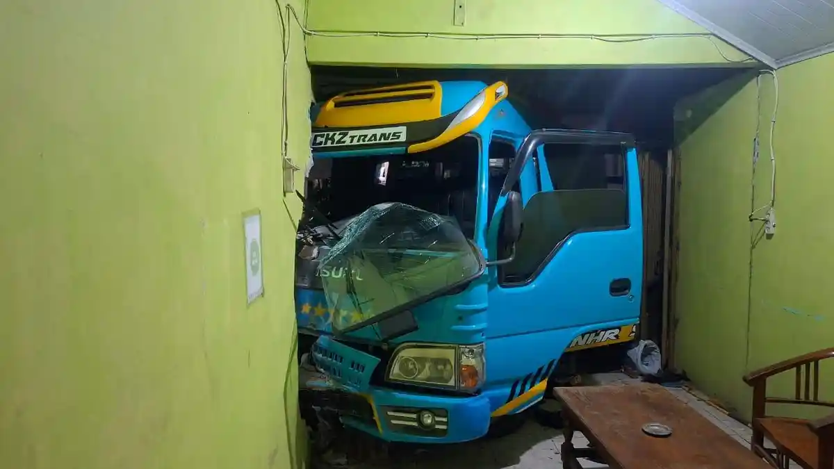 Kecelakaan di Saradan Madiun, Elf Tabrak Truk hingga Hantam Warung Warga