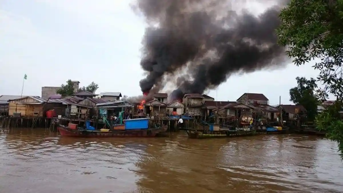 Kampung Nelayan Tanjabbar, Warga Berjibaku Padamkan Api