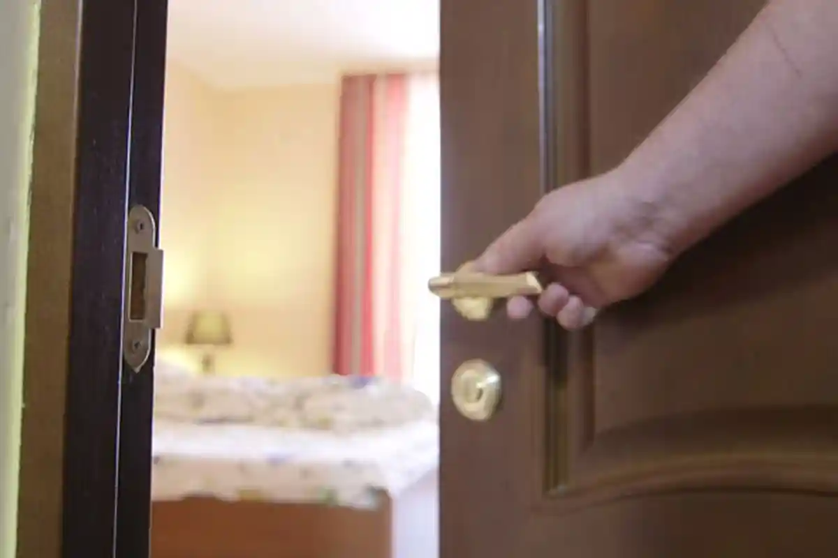 Pintu Diketuk, Skandal Perselingkuhan Istri dengan Sopir Pribadi Terkuak, Digerebek Suami dan Warga