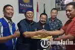 Kepala-DLH-Tulungagung-Santoso-mengembalikan-formulir-pendaftaran-ke-DPD-Partai-NasDem-Tulungagung.jpg