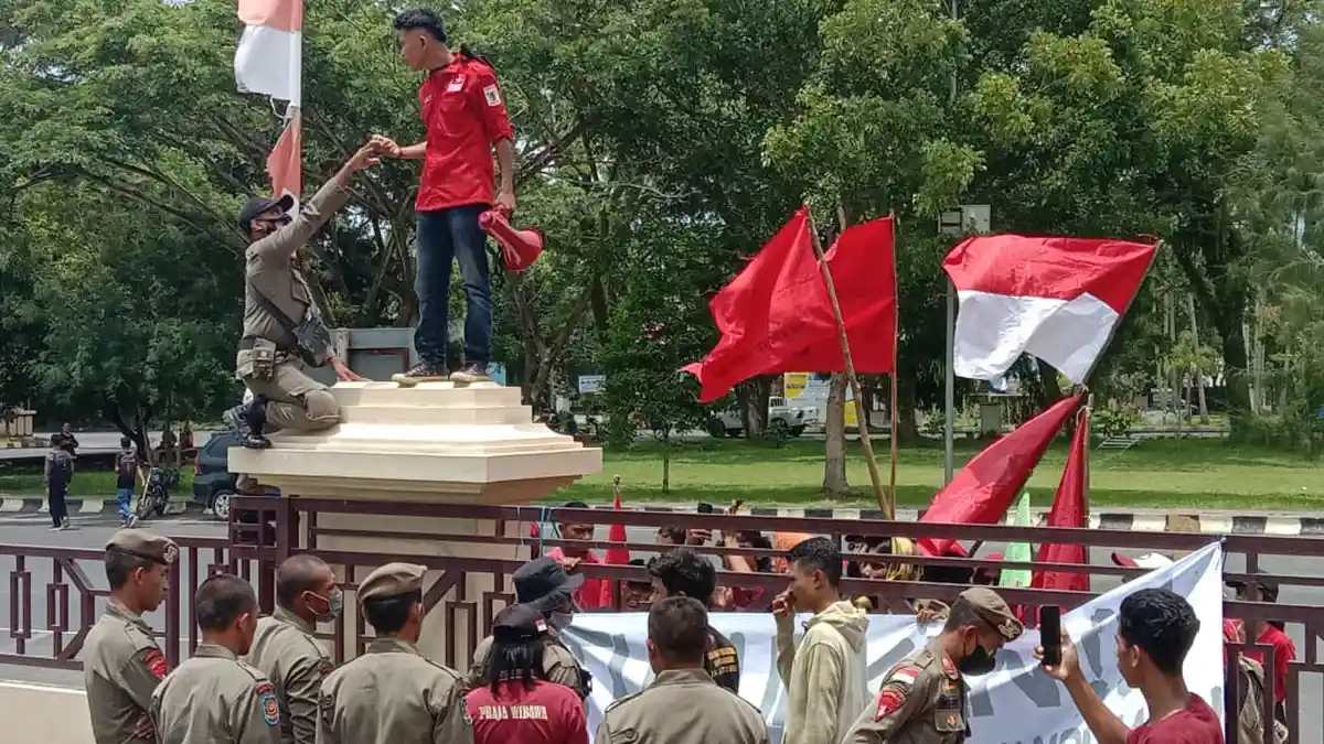 Tolak Kenaikan BBM, LMND Halmahera Utara Nyaris Baku Hantam dengan Satpol PP