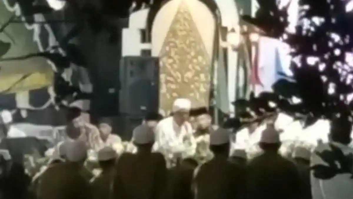 VIRAL KH Rofiq Malik Pengasuh Ponpes Al Munir Meninggal saat Ceramah ...