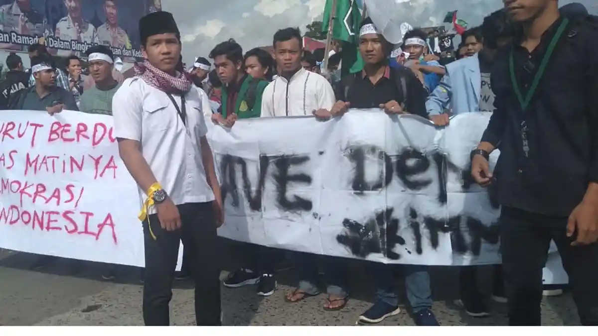 Puluhan Mahasiswa Mulai Tiba di Depan Mapolda Sumsel