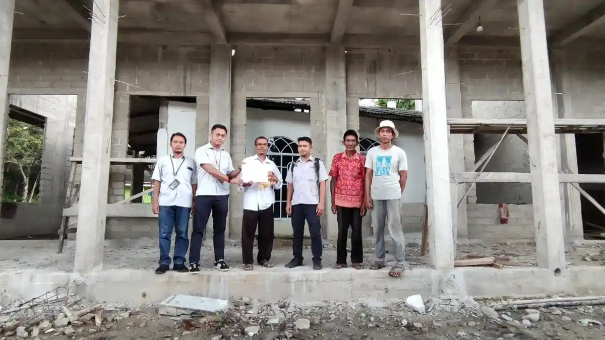 Percepat Renovasi Mushola Al Anwar Desa Sei Sebesi, PT Timah Tbk Serahkan Bantuan