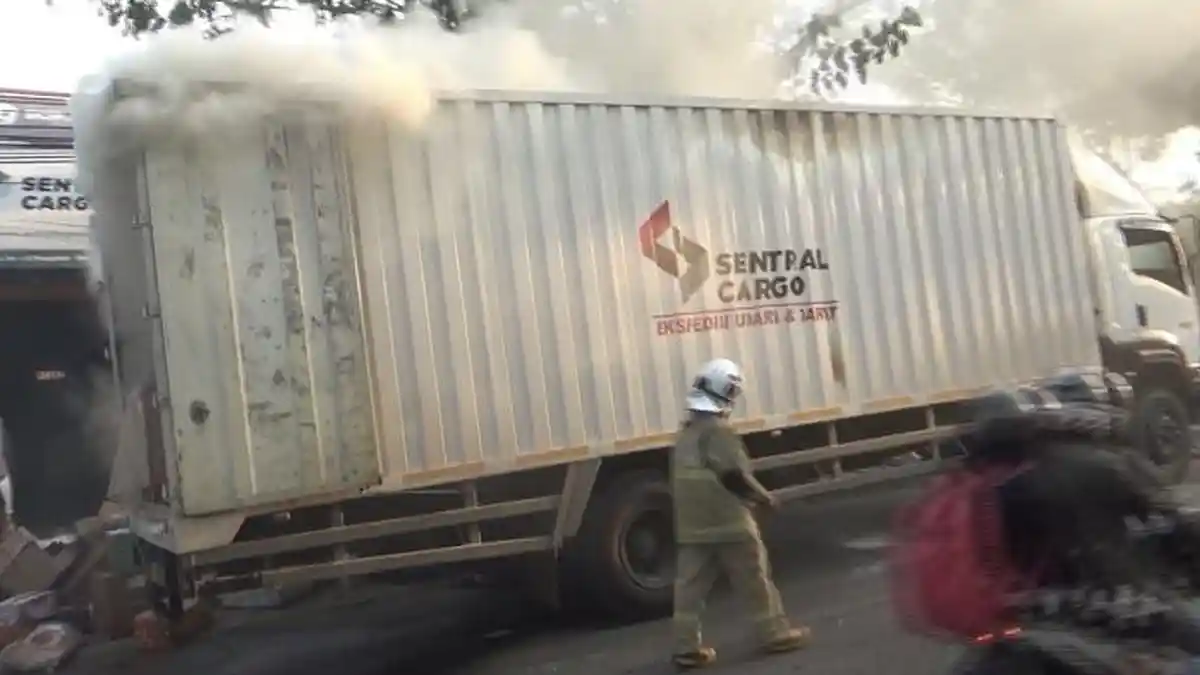 Truk Pengiriman Logistik Sentral Cargo Terbakar di Manyaran Semarang, Ribuan Paket Customer Ludes
