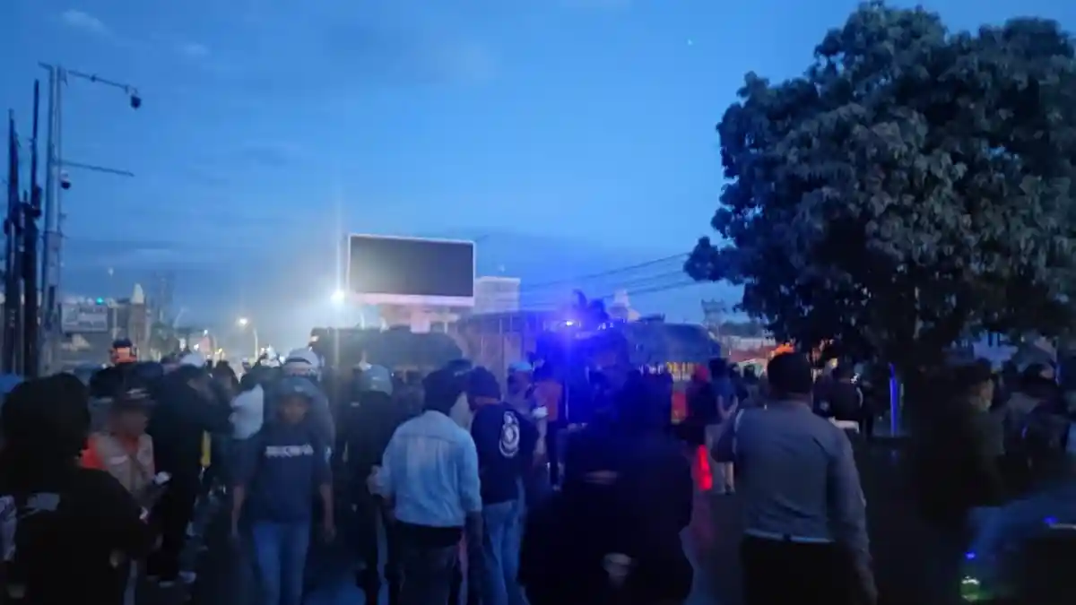 Demo Ricuh di Perlimaan Telaga Gorontalo, Polisi Balas Lemparan Batu dengan Water Canon