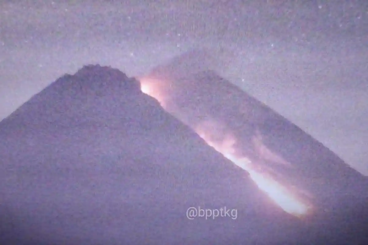 Semalam, Gunung Merapi Kembali Luncurkan Lava Pijar ke Kali Gendol, Jarak Luncur Maksimal 450 Meter