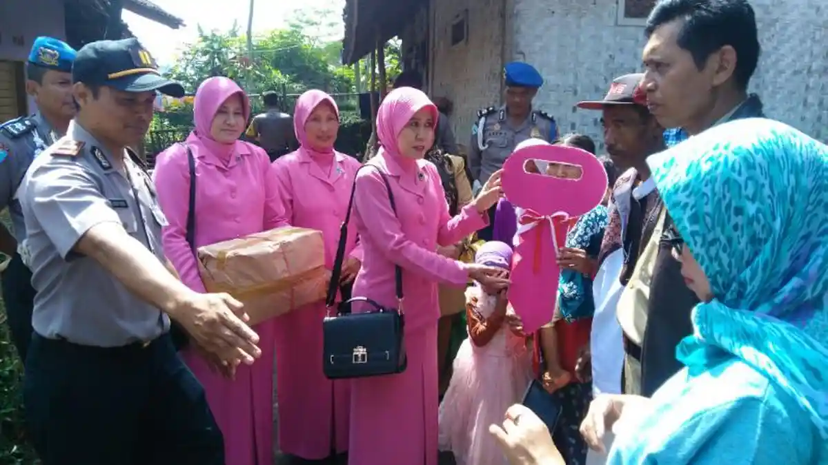 Keren -- Lewat Cara Sederhana Ini Polsek Ibun Perbaiki Rumah Tidak Layak Huni Warga