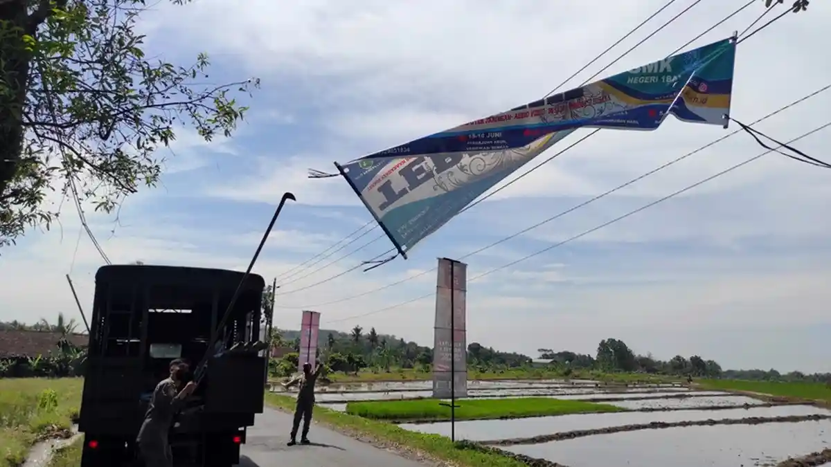 181 Reklame Diturunkan Paksa, Hasil Operasi di 2 Kecamatan, Langgar Perda Kabupaten Semarang