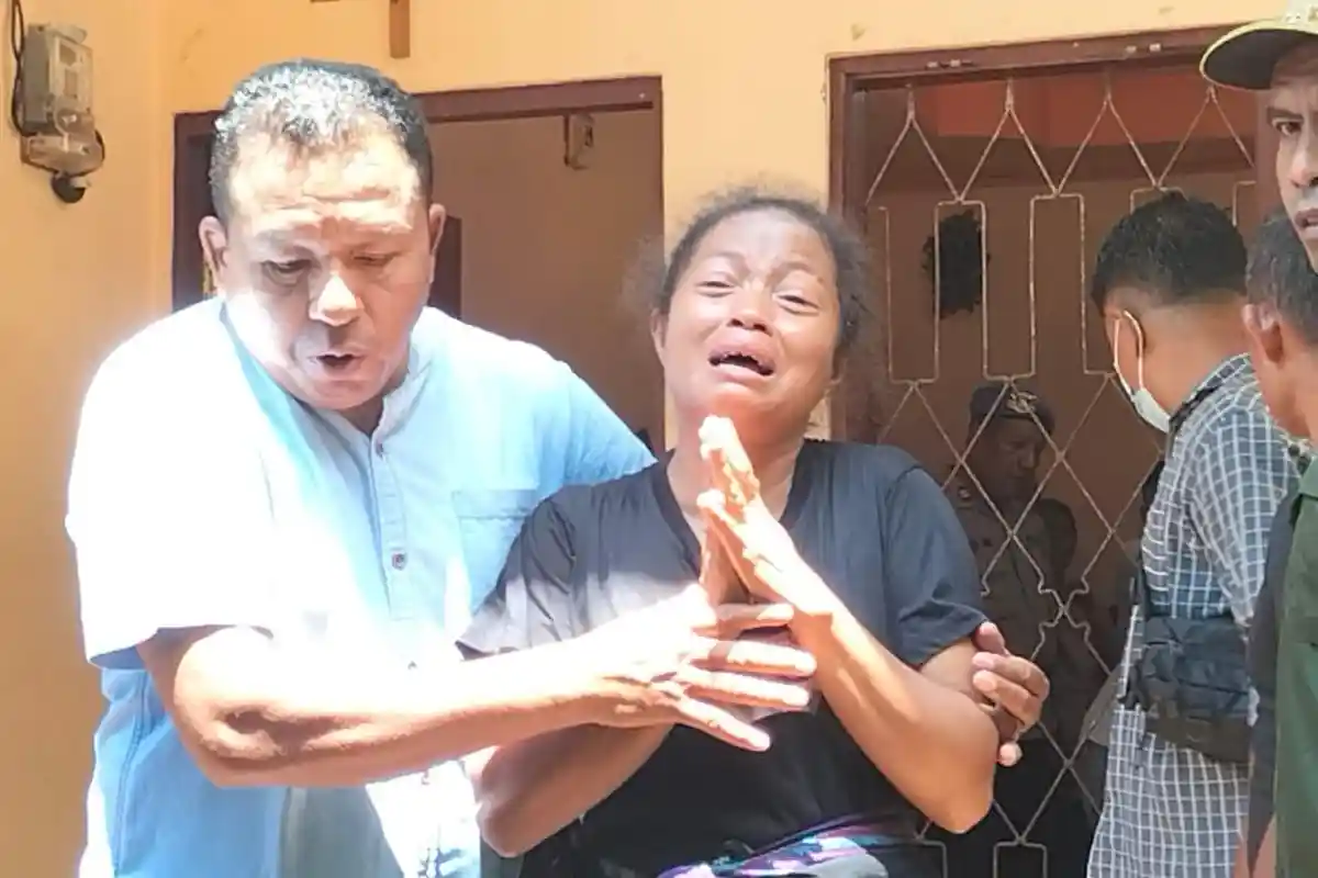 Keluarga Histeris saat Jasad Disabilitas di Ende Dipindahkan ke Ruang Autopsi 
