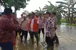 Anggoro-meninjau-lokasi-banjir-di-Desa-Mintobasuki.jpg