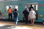 Penumpang KRL Commuterline pada Hari Pertama Masuk Kerja di Stasiun Tangerang