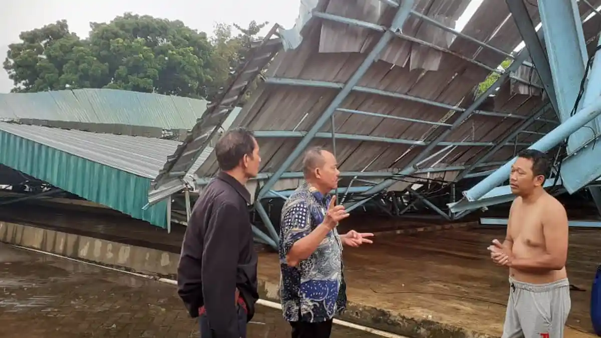 Atap Roboh Diterjang Angin Kencang, Kolam Renang THR Kramat Batang Ditutup Sementara