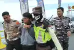 TANGKAP-Polisi-menangkap-terduga-pencuri-sepeda-motor-di-salah-satu-kapal-ferry.jpg