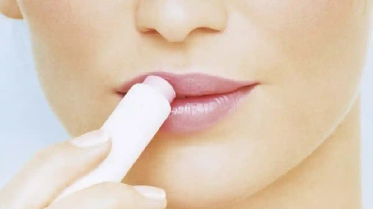 Wanita, Ini 7 Produk Kecantikan Khusus Bibir yang Wajib Ada dalam Tas Make-up