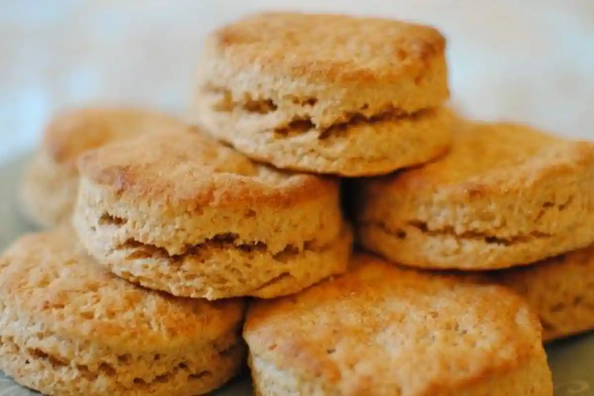 5 Camilan Menyehatkan yang Bisa Dikonsumsi saat Malam Hari, Teh Herbal dan Biskuit Gandum