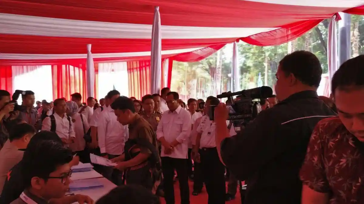 Ratusan Driver Online Mengantre di Pembuatan SIM A Umum Murah di Senayan