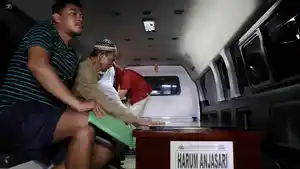 Pemulangan-Jenazah-Korban-Kecelakaan-Kereta-Api-Bekasi-Timur_20260428_200209.jpg