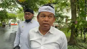 Gubernur-Jawa-Barat-Dedi-Mulyadi-DI-GEdung-sate.jpg