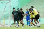 Pemain-Arema-FC-saat-menjalani-latihan-di-salah-satu-lapangan-di-Malang.jpg