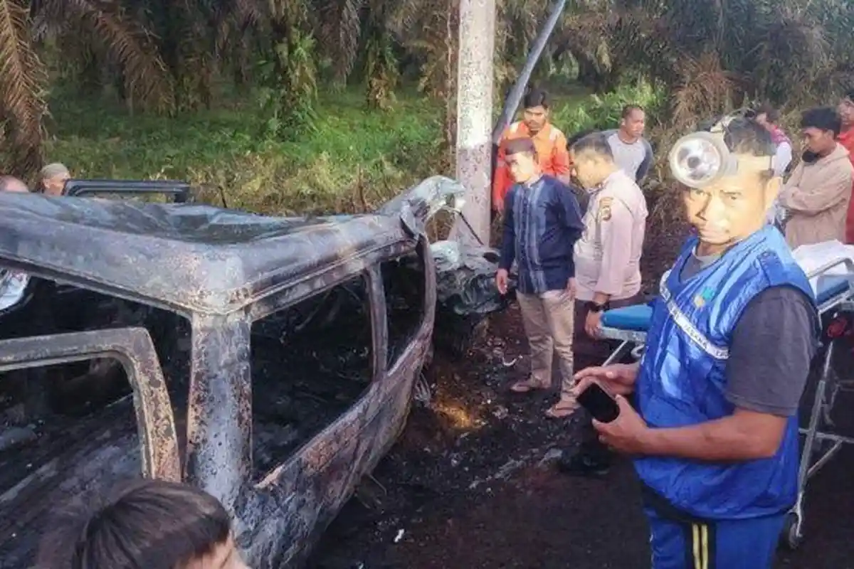 Kecelakaan Maut Tadi Pukul 04.30 WIB, Sopir Tewas Seketika, Mobil Tabrak Tiang Listrik Lalu Meledak